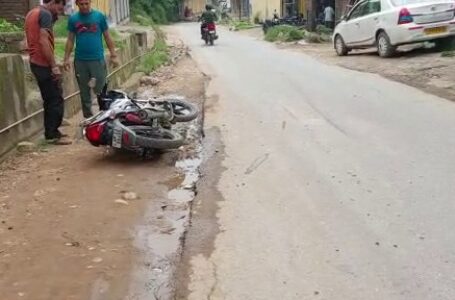 बाइक को जोरदार टक्कर मारने के बाद मौके से फरार हो गया टैंपो चालक, एक घायल