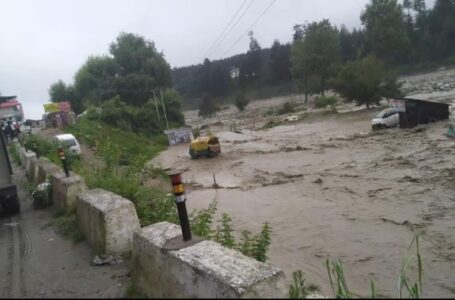 हिमाचल के मनाली में सेरी नाला में फटा बादल, ब्यास नदी का जलस्तर बढ़ा