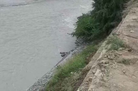 सतलुज नदी में समां गया चालक और गाड़ी , नदी के किनारे खोज जारी है