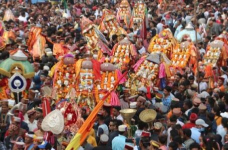 विधानसभा चुनावी वेला में रघुनाथ के दरबार पहुंच रहे टिकट के दावेदार