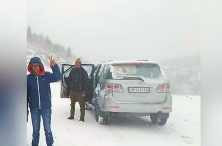 ताजा बर्फबारी से मनाली-लेह मार्ग वाहनों की आवाजाही बंद:रोहतांग में बर्फ के बीच सैलानियों की मस्ती