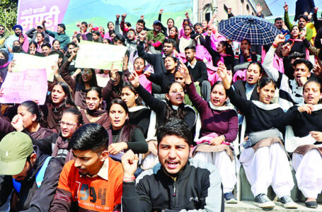 पांचवें दिन भी जेबीटी प्रशिक्षुओं का धरना-प्रदर्शन जारी