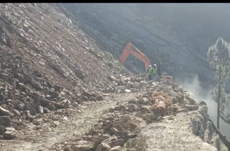 कफोटा : NH-707 तीसरे दिन भी नही खुला,  दोनों तरफ लगी वाहनों की कतारें ।