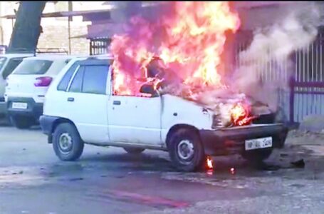 चलती कार में अचानक लगी आग से क्षेत्र में मची अफरा-तफरी,चालक ने मुस्तैदी दिखा बचाई जान