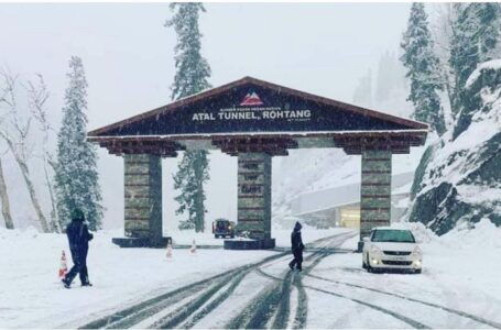बर्फ जमने से फसें 400 वाहन, 8 घंटे चला रेस्क्यू ऑपरेशन