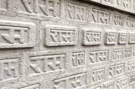 हिमाचल के इस प्राचीन मंदिर में 23 वर्षों से लगातार अकेले ही हर पत्थर पर राम राम नाम उकेर रहे