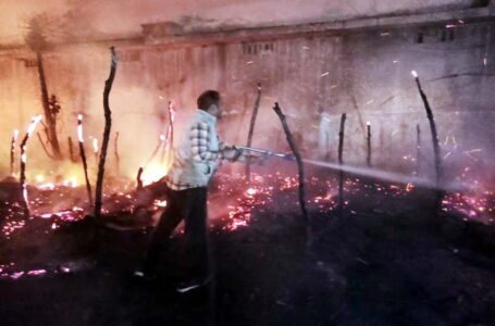 आग लगने से 35 झुग्गियां जलकर राख,प्रवासी परिवारों का 4 लाख रुपए का नुक्सान
