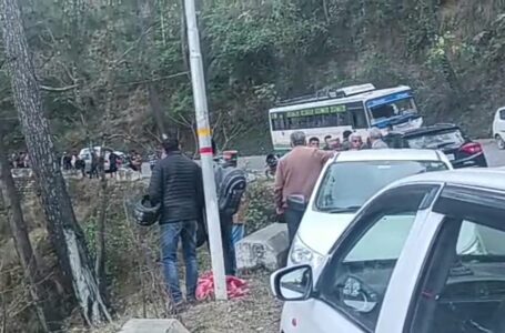 Car Accident :  गहरी खाई मे गिरी कार, उपप्रधान की घटनास्थल पर ही मौत