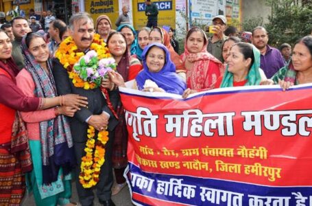 आज पहली बार नादौन पधारने पर मुख्यमंत्री ठाकुर सुखविंदर सिंह सुक्खू का महिलाओं ने पारंपरिक गीतों के साथ किया स्वागत