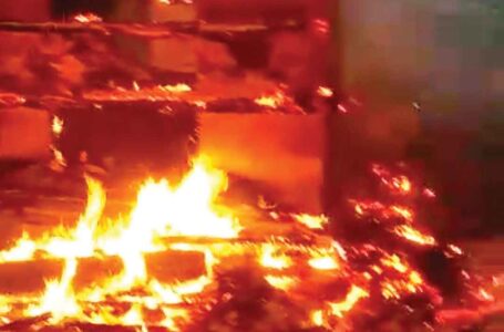 भीषण अग्निकांड में तीन मकान व दो गोशालाएं जलकर राख ,लाखो रुपये का हुआ नुकसान