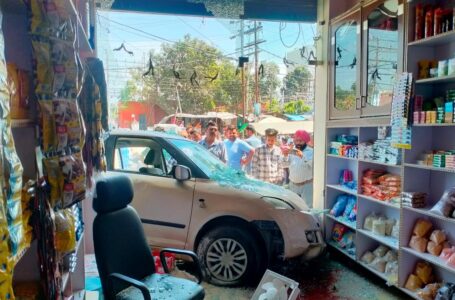 बद्रीपुर चौक : तेज रफ्तार एक स्विफ्ट कार दुकान के अंदर जा घुसी