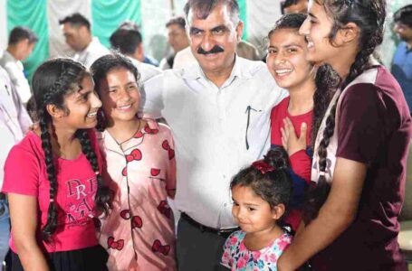 मुख्यमंत्री ठाकुर सुखविंदर सिंह सुक्खू ’ से मिलने  पहुंचे दूर गांव के बच्चे