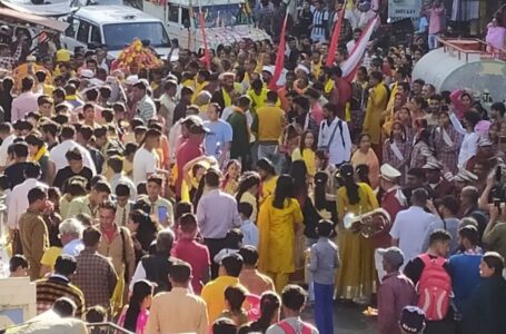 पारम्परिक वाद्य यंत्रों की ताल पर पालकी के पहुंचने पर सैकड़ों श्रद्धालुओं ने भगवान परशुराम जी के दर्शन