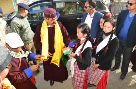छात्रा के आग्रह पर स्कूल का निरीक्षण करने पहुंचे मुख्यमंत्री
