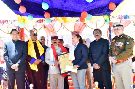 मुख्यमंत्री ने हिमाचल गौरव और प्रेरणास्रोत पुरस्कार प्रदान किए