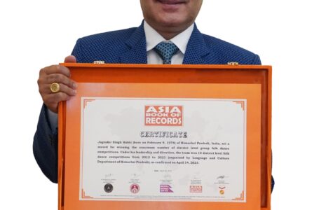 Asia Book of Records मे दर्ज हुआ सिरमौरी लोक कलाकार जोगिंद्र हाब्बी का नाम