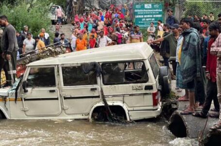 Himachal : बादल फटने से 10 गाड़ियां