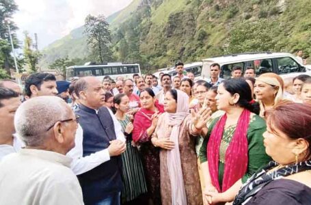 नेता प्रतिपक्ष जयराम ठाकुर ने पंडोह और कुल्लू के बाढ़ ग्रस्त इलाकों का  किया दौरा