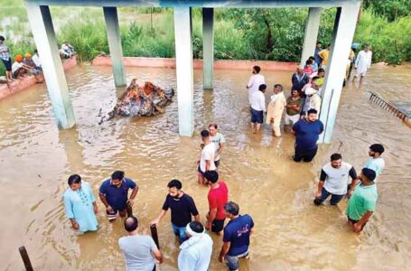 अंतिम संस्कार करने गए सैकड़ों लोग बाढ़ में फंसे ,पुलिस व प्रशासन ने दो घंटे बाद किया रेस्क्यू