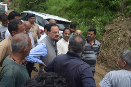 उद्योग मंत्री ने भारी बारिश से प्रभावित शिलाई क्षेत्र के गांवों का दौरा किया