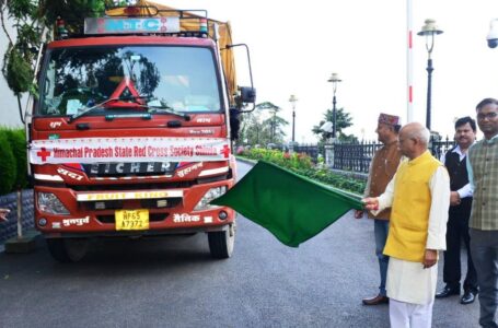 राज्यपाल ने आपदा प्रभावित क्षेत्रों के लिए राहत सामग्री वाहनों को हरी झंडी दिखाई