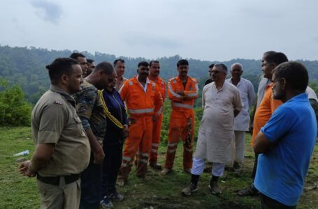 बादल फटने की घटना के उपरांत अजय सोलंकी रात भर कंडईवाला में प्रभावितों के साथ रहे