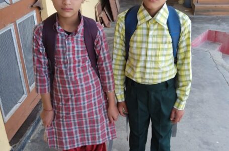 जुड़वा भाई बहन कामिनी और कार्तिक ने पैसों से भरा पर्स  लौट कर दिया ईमानदारी का परिचय