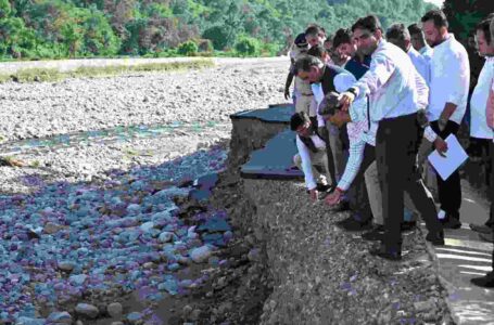 मुख्यमंत्री ने हमीरपुर के भोरंज में भारी बारिश प्रभावित गांवों का दौरा किया