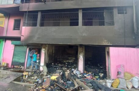 दुकानों मे लगी आग की चपेट मे आने से बच गया इंद्र सिंह का परिवार ,ग्रामीणों ने JCB से शटर तोड़कर बुझाई आग
