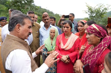 मुख्यमंत्री ने मंडी जिला के सरकाघाट क्षेत्र में भारी बारिश से प्रभावित क्षेत्रों का किया दौरा