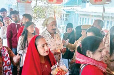 मंदिर में सुबह पांच बजे से लगी श्रद्धालुओं की कतारें, मां शूलिनी के जयकारों से गूंज उठा शहर