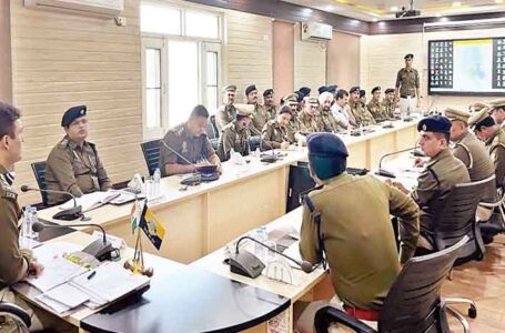 एसएसपी ने बैठक के दौरान पुलिस अधिकारियों को क्षेत्र में सुरक्षा व्यवस्था को  मजबूत बनाने के दिए निर्देश