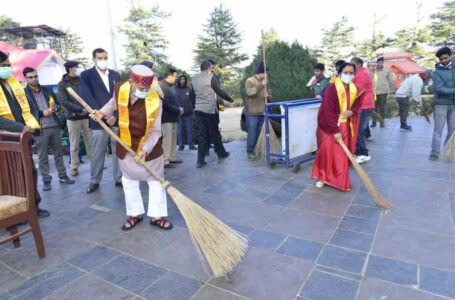 राज्यपाल ने जाखू मंदिर से किया स्वच्छता अभियान की शुरवात