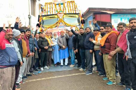 स्वामी भगत राम महाराज ने पूर्व विधायक की मौजूदगी में ट्रक को हरी झंडी दिखाकर किया रवाना