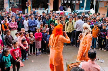 कलाकारों ने  शिलाई   व नाया में गीत संगीत से दी योजनाओं की जानकारी