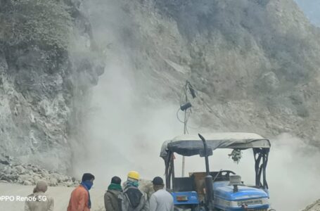 कफोटा : NH-707 बड़वास के समीप आरजीवी कम्पनी दिनदिहाड़े ब्लास्टिंग कर धरती का सीना छल्ली कर रहे , नियमों को ताक पर रखकर पहाड़ों को किया जा रहा खोखला