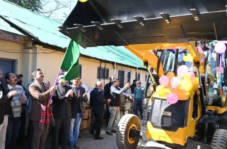 लोक निर्माण मंत्री ने विभाग की नई मशीनरी को दिखाई हरी झण्डी