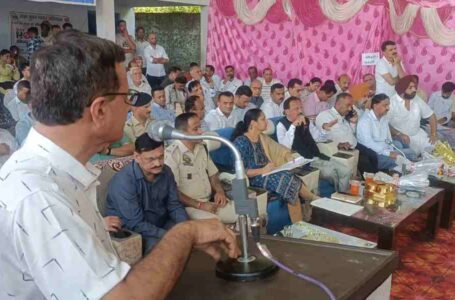 सरकार गांव के द्वार में उद्योग मंत्री ने विभागीय अधिकारियों को जमकर लगाई लताड़